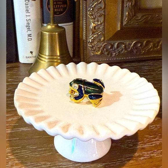 Frog blue and green enamel on gold tone pin - Picture 2 of 5